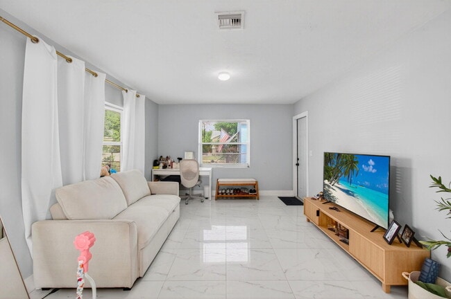 Building Photo - 614 N E St