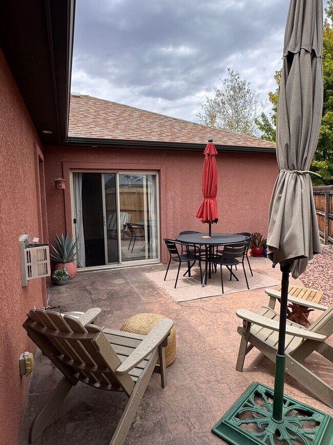 Building Photo - Stylish One-Story FULLY FURNISHED 3Bed, 2B...