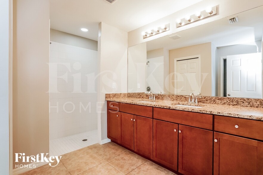 Building Photo - 2026 NW 10th Ave