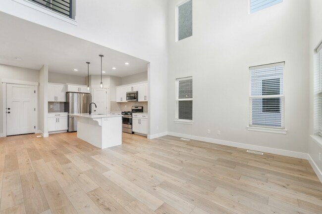 Building Photo - Pet-Friendly End-Unit Townhome in Lehi.