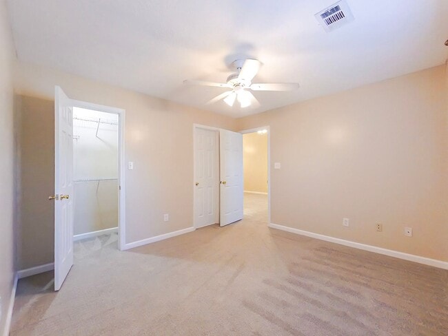 Building Photo - Two Bedroom End Unit Townhome in Evans!