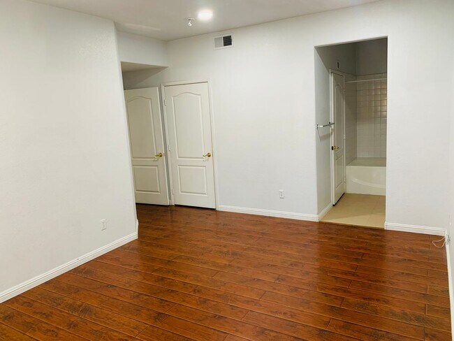 Building Photo - 3 bed, 2 bath, 2 car garage townhouse for rent