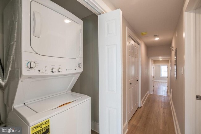 Building Photo - 2825 W Girard Ave