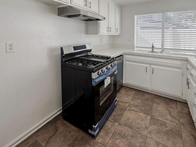 Building Photo - JUST REMODELED! Great Floor Plan! 2 Bedroom 2 Bathroom Townhome FOR RENT!