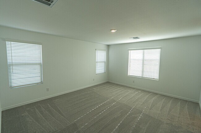 Building Photo - Stunning Sundrop Model Home – Brand New an...