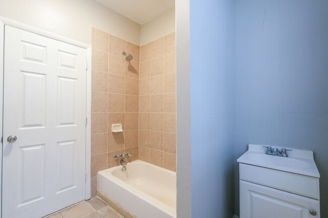 Building Photo - Newly renovated 6 bedroom 2.5 bath in Carroll Park Area