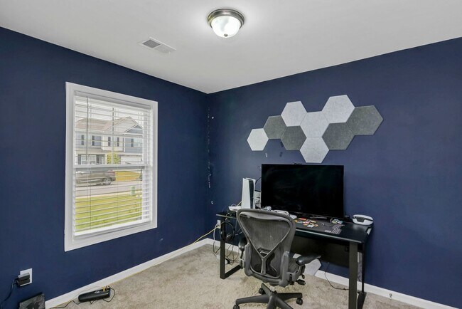 Building Photo - Spacious 5-Bedroom, 3-Bath Home with Modern Features in Elgin!