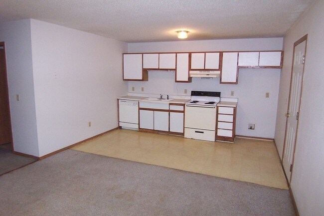 Building Photo - 2 Bedroom Duplex With Extra Large Bedrooms