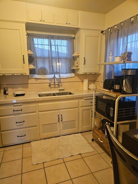 Kitchen - 1623 W 83rd St
