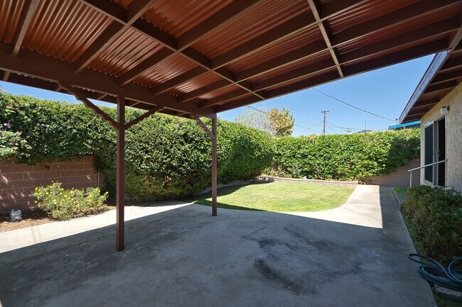 Building Photo - 3 Bedroom 2 Bath Home For Lease