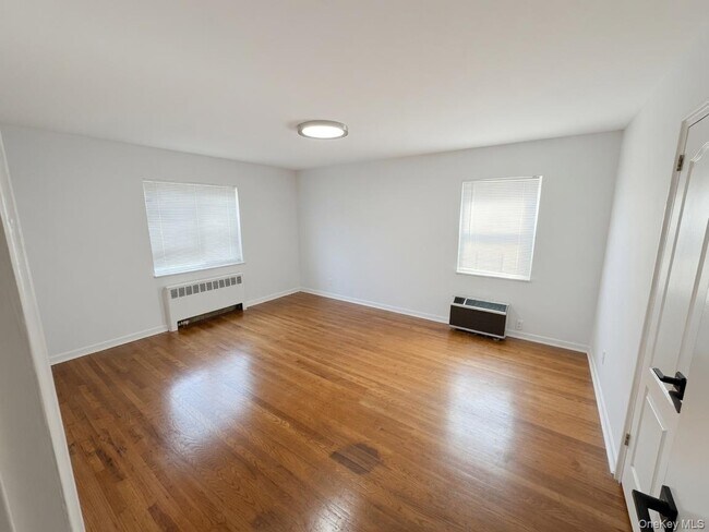 Building Photo - 1080 Rhinelander Ave