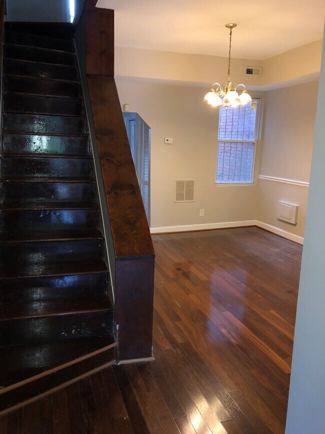 Building Photo - Gorgeous 3 Bedroom , 2 Level Townhome- Hardwood floors, Newly Renovated