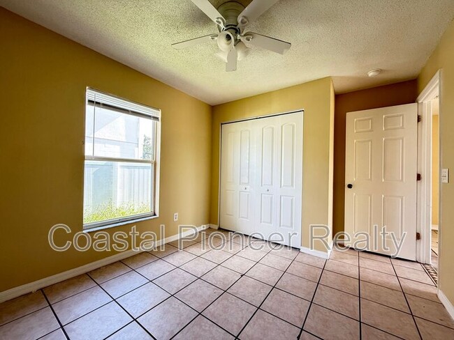 Building Photo - 724 Versailles Ln