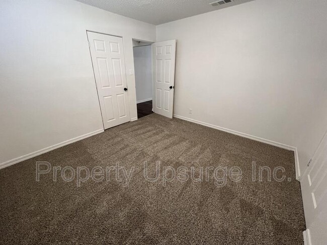 Building Photo - 945 De Moll Dr