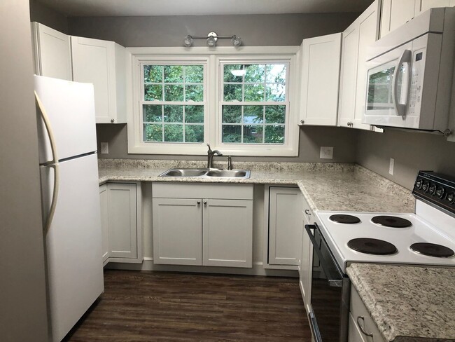 Building Photo - One Bedroom / One Bath Duplex Blountville, TN 37617
