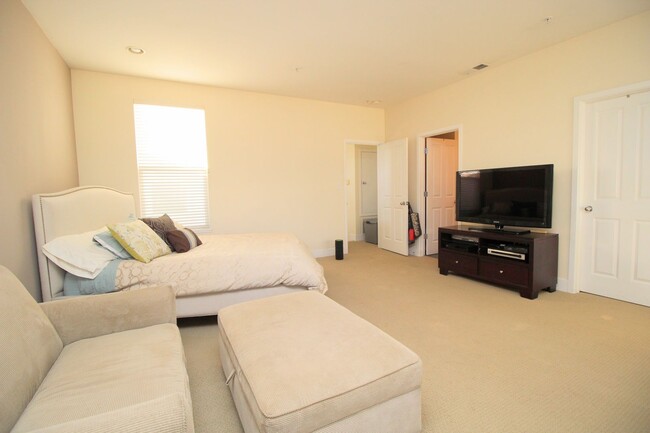 Building Photo - Best deal in the Dogpatch! Spacious top floor 2 bedroom loft. Plenty of natural light and up to d...