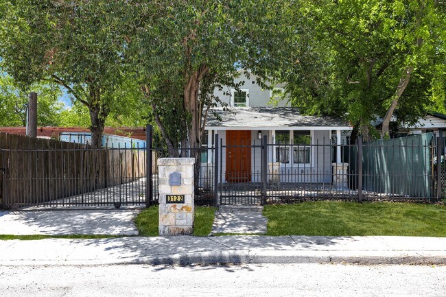 Building Photo - 3122 W César E Chávez Blvd