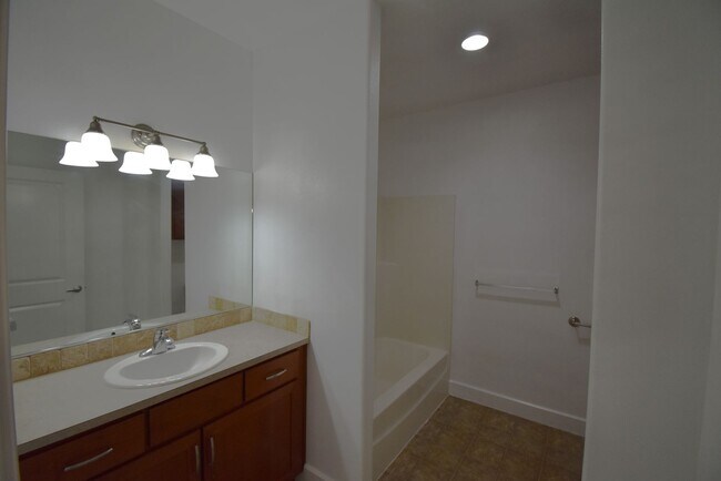 Building Photo - Gorgeous Condo with gated security