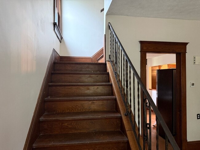 Building Photo - Updated 3-4 Bedroom House