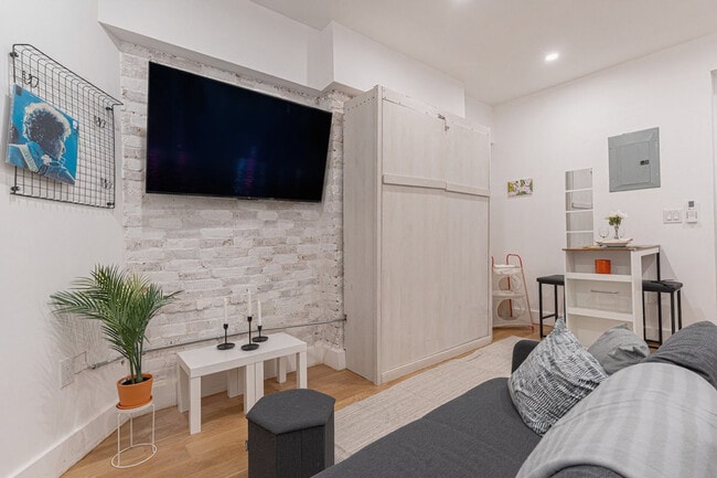 Building Photo - 631 Wilson Ave