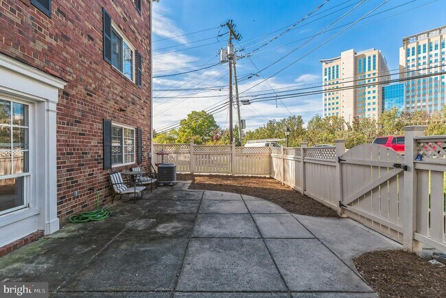 Building Photo - 1601 N Van Dorn St