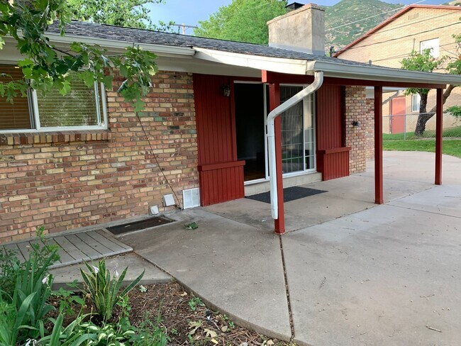 Building Photo - 550 E 250 N