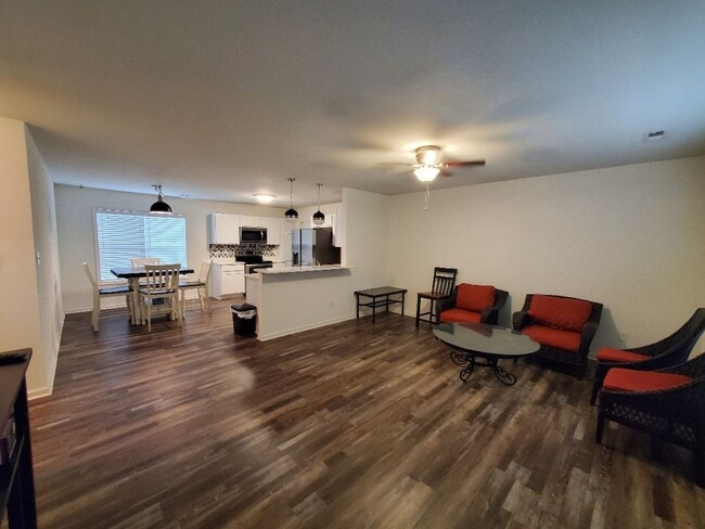 Building Photo - Beautiful 3BR/2BA Home in Hunters Lake – B...