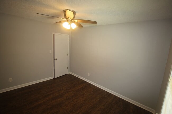 Building Photo - Move In Special!! 1/2 Off First Month's Re...