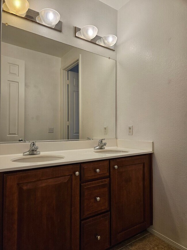 Building Photo - 5 BEDROOM OAK HILLS / HESPERIA HOME