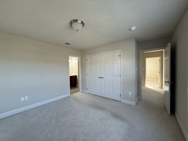 Building Photo - Three Bedroom Collegiate Station Home