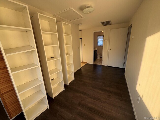 Building Photo - 906 Polk Ave