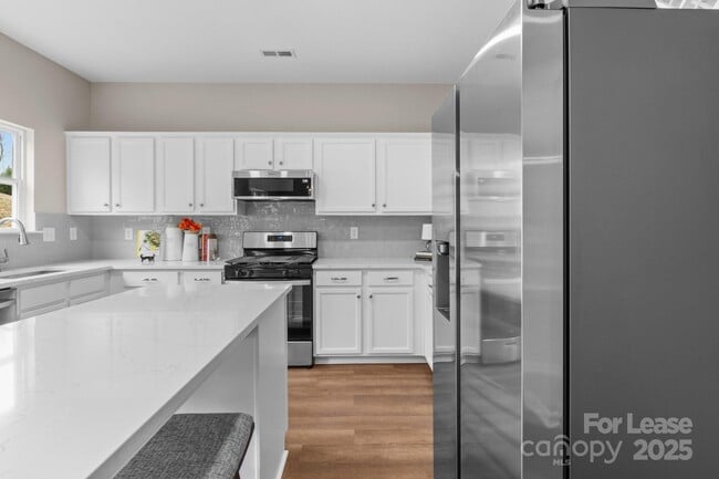 Building Photo - 302 Flanders Dr