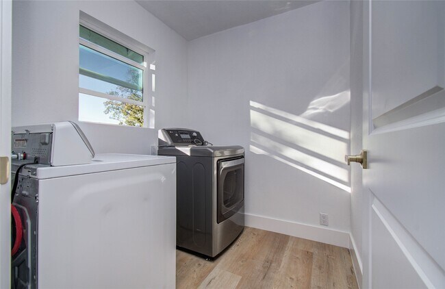 Building Photo - 408 Randall St