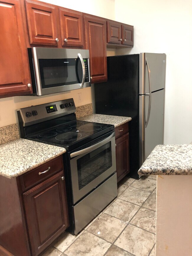 Building Photo - Beautiful one bedroom first floor condo!