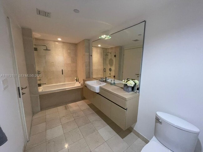 Building Photo - 200 Biscayne Blvd Way