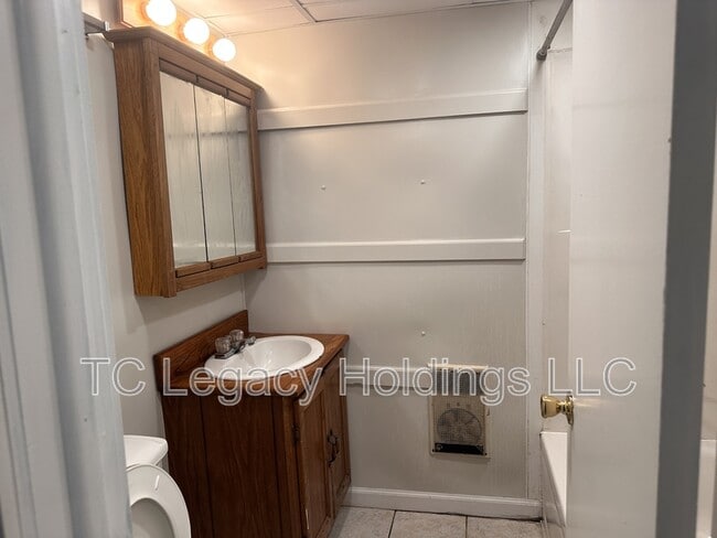 Building Photo - 388 Broaddus Ave