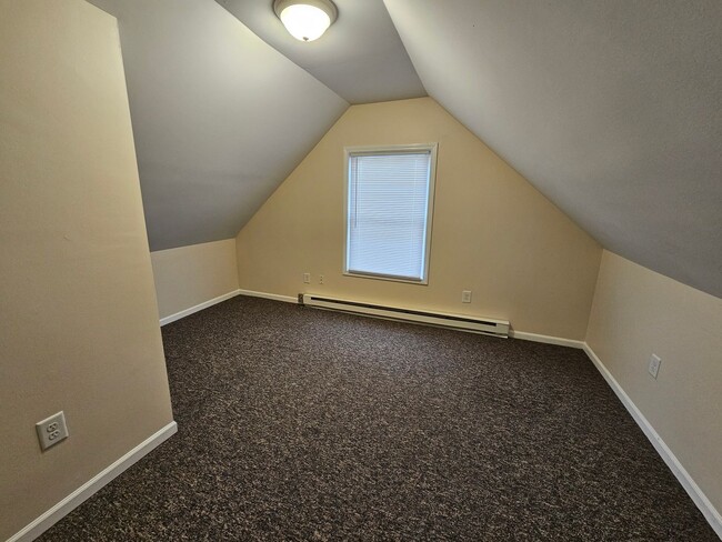 Building Photo - 1 bed, 1 bath, Close to ND