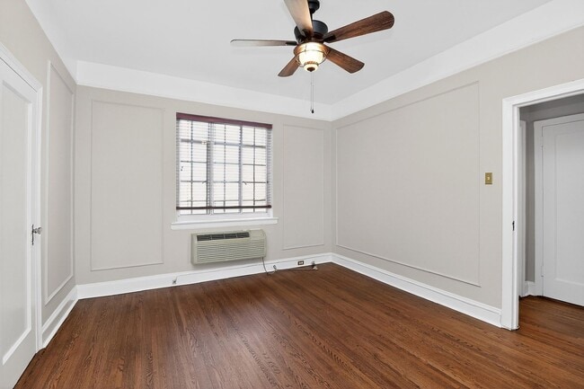 Building Photo - Absolutely stunning penthouse level unit in the historic Poplar building in Charlotte's tree line...