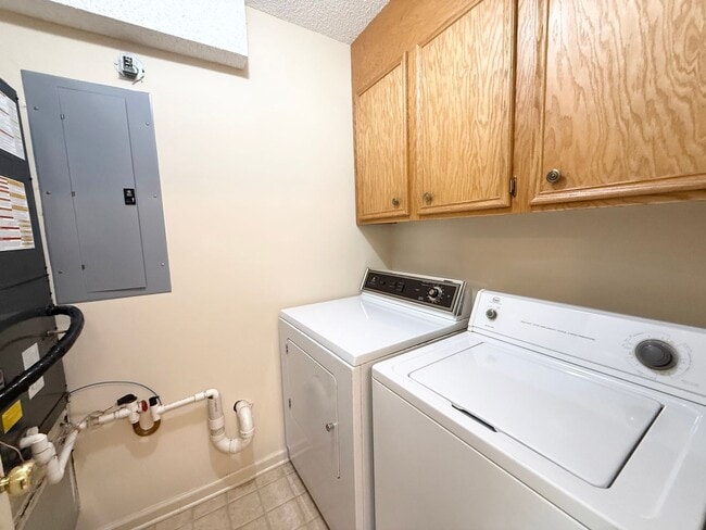 Building Photo - Private 2BD/1.5BA Townhouse in Prime NW Hi...