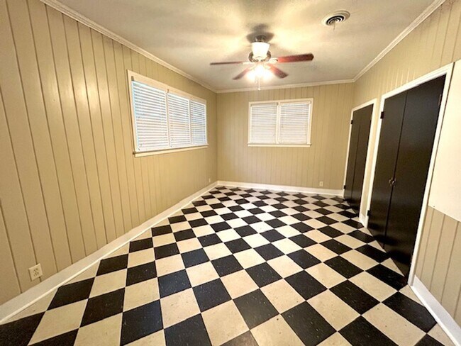 Building Photo - Coming Soon 10/8/25! Charming and spacious...