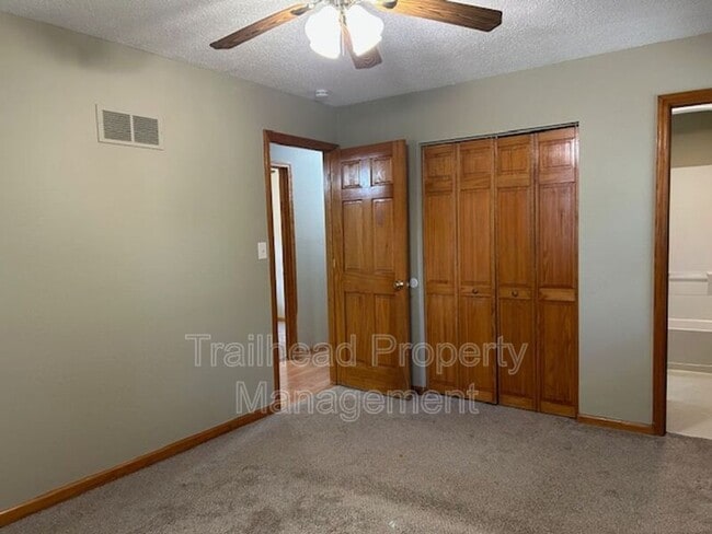 Building Photo - 401 SW Stoney Brook Ln