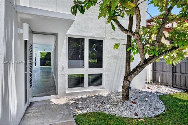Building Photo - 745 SW 22nd Rd
