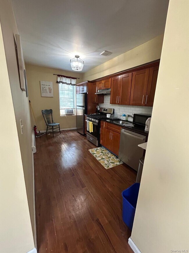 Building Photo - 611 Linwood St