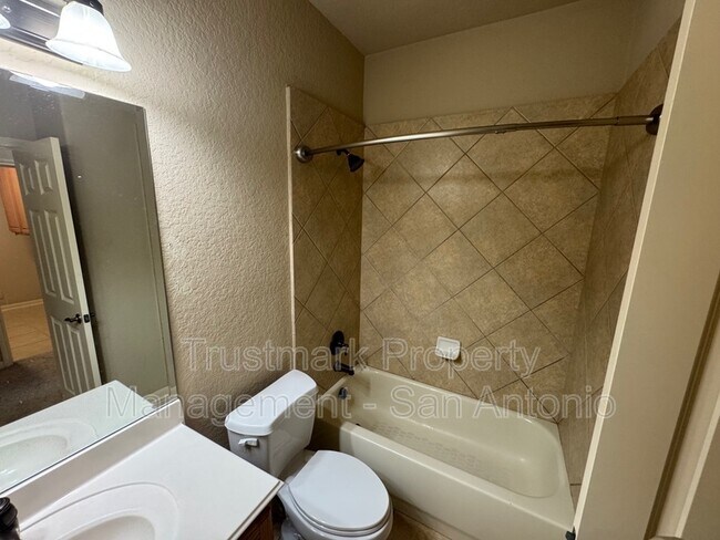 Building Photo - 450 Flippin Estates