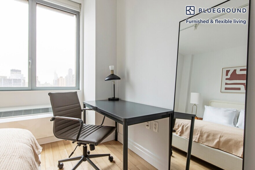 Building Photo - 550 W 54th St