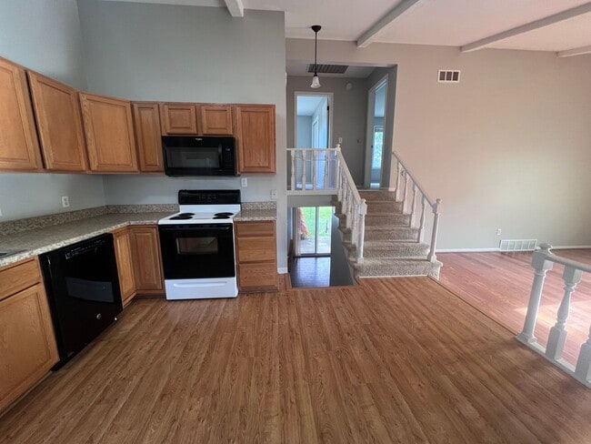 Building Photo - Two Bedroom Duplex in Kentwood!