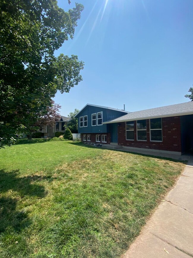 Building Photo - Candy-Coated Deal – 3 Weeks Free on 4 Bed,...