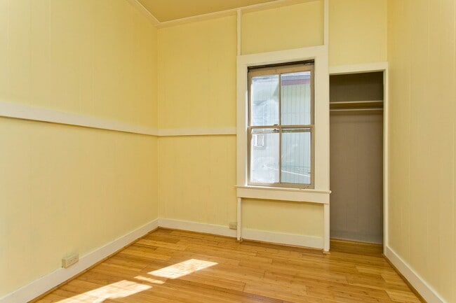 Building Photo - Cozy 2 BD Lower Kalihi NO PARKING