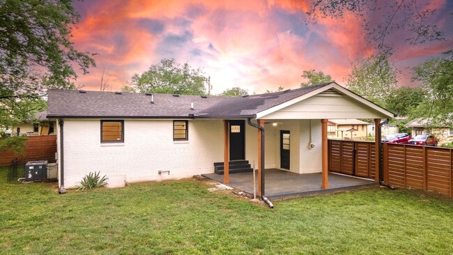 Building Photo - **ABSOLUTELY STUNNING TOP-TO-BOTTOM RENOVA...