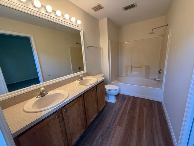 Building Photo - DELTONA: 3 bed/2 bath, Single Family Home AVAILABLE NOW!